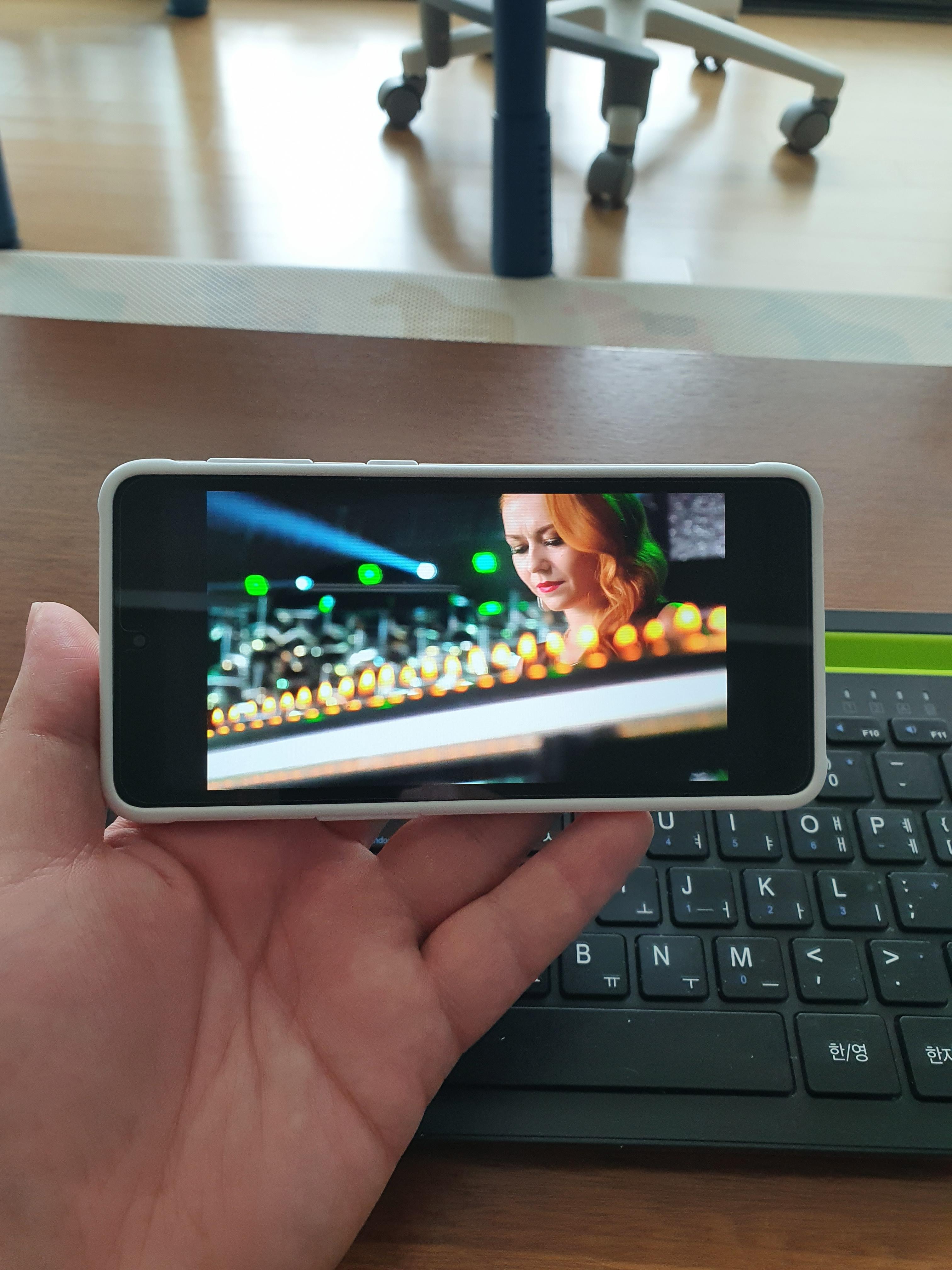 갤럭시 XCOVER 5 유튜브 동영상 볼때,