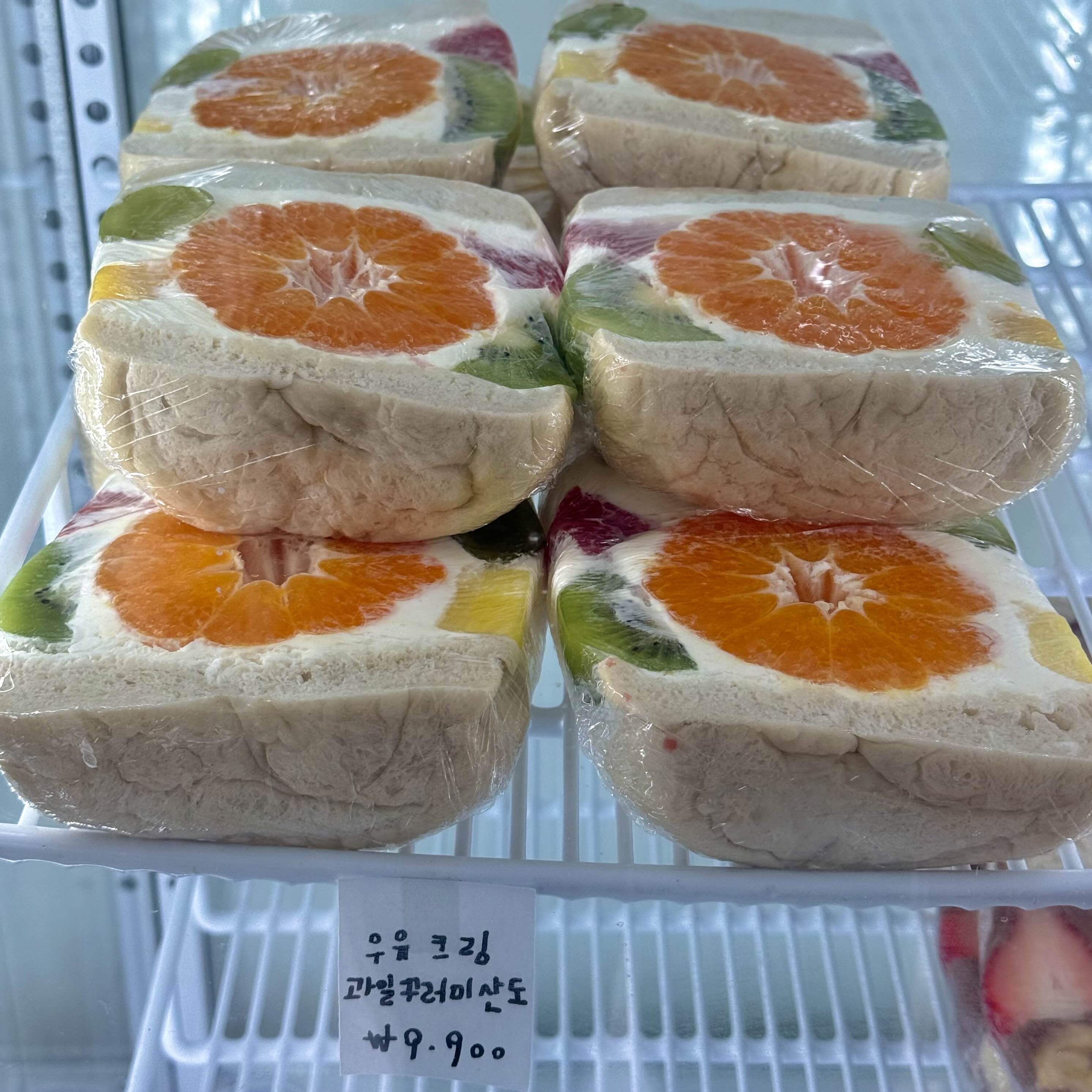 비비씨씨의 우유 크림 과일 꾸러미 산도