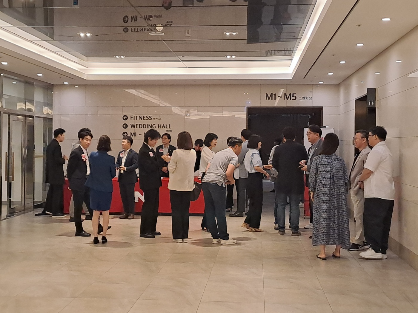 밀리토피아 호텔로비에서 비앤아이코리아 멤버들이 오픈네트워킹 시간에 서로에게 사업소개를 하고 안부를 묻고 있습니다. 질문 내용은 
1. 현재의 전문분야를 시작한 계기는?
2. 일을 하는데 어떤 점이 좋으신가요?
3. 대표님만의 차별화 된 상품과 서비스는 무엇인가요?
4. 현재 가장 집중하고 있는 부분은?
5. 사업과 관련하여 누구를 소개 받고 싶은가요? 
6. 최근의 고민은?
7. 사업성장을 위해 어떤것을 도와드리면 될까요?
