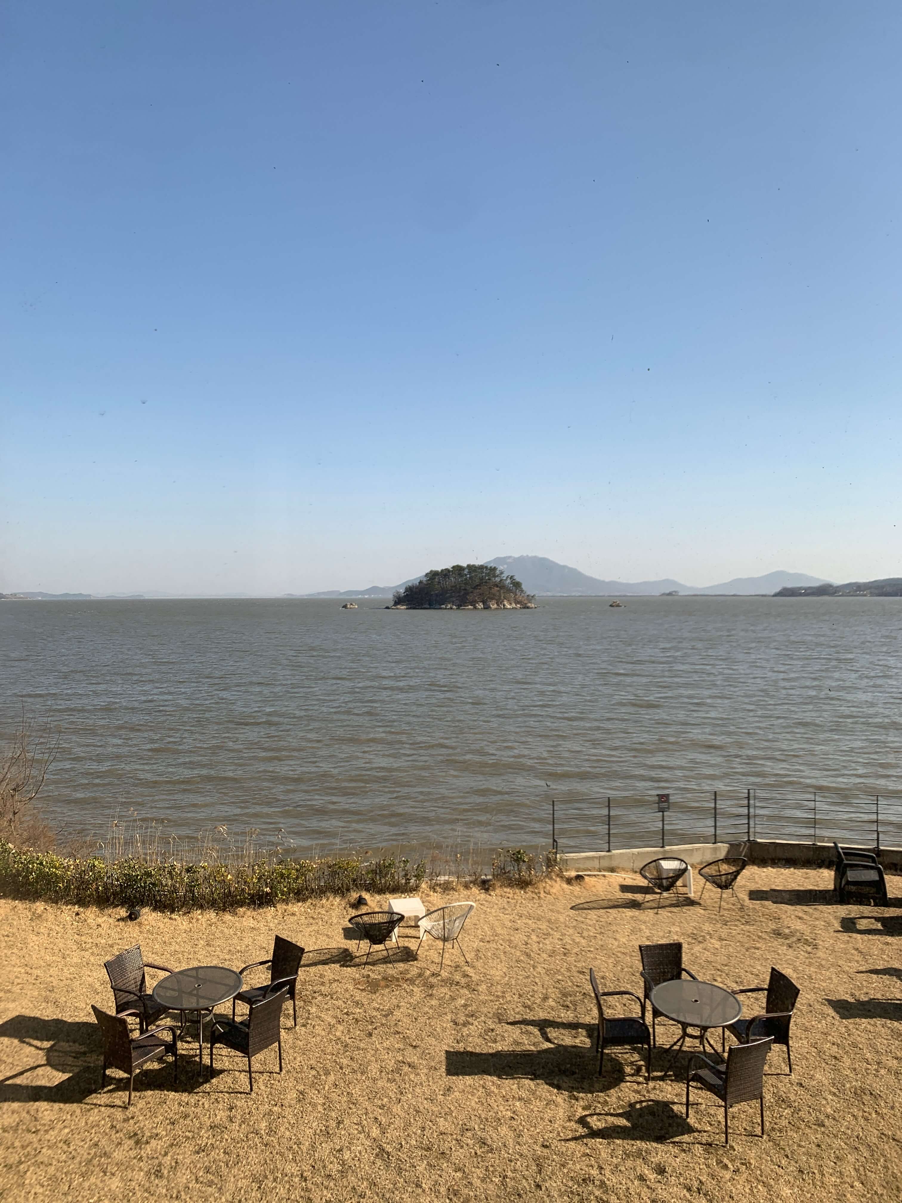 내부에서 찍은 바다뷰