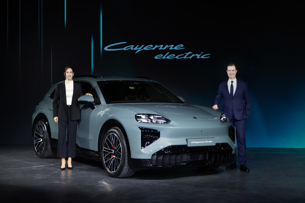 크리스타이네 초른(왼쪽) 포르쉐 AG 해외 신흥총괄 부사장과 마이타스 부세(오른쪽) 포르쉐코리아 대표가 카이엔 일렉트릭을 국내 시장에 공개하고 있다. 사진=포르쉐코리아