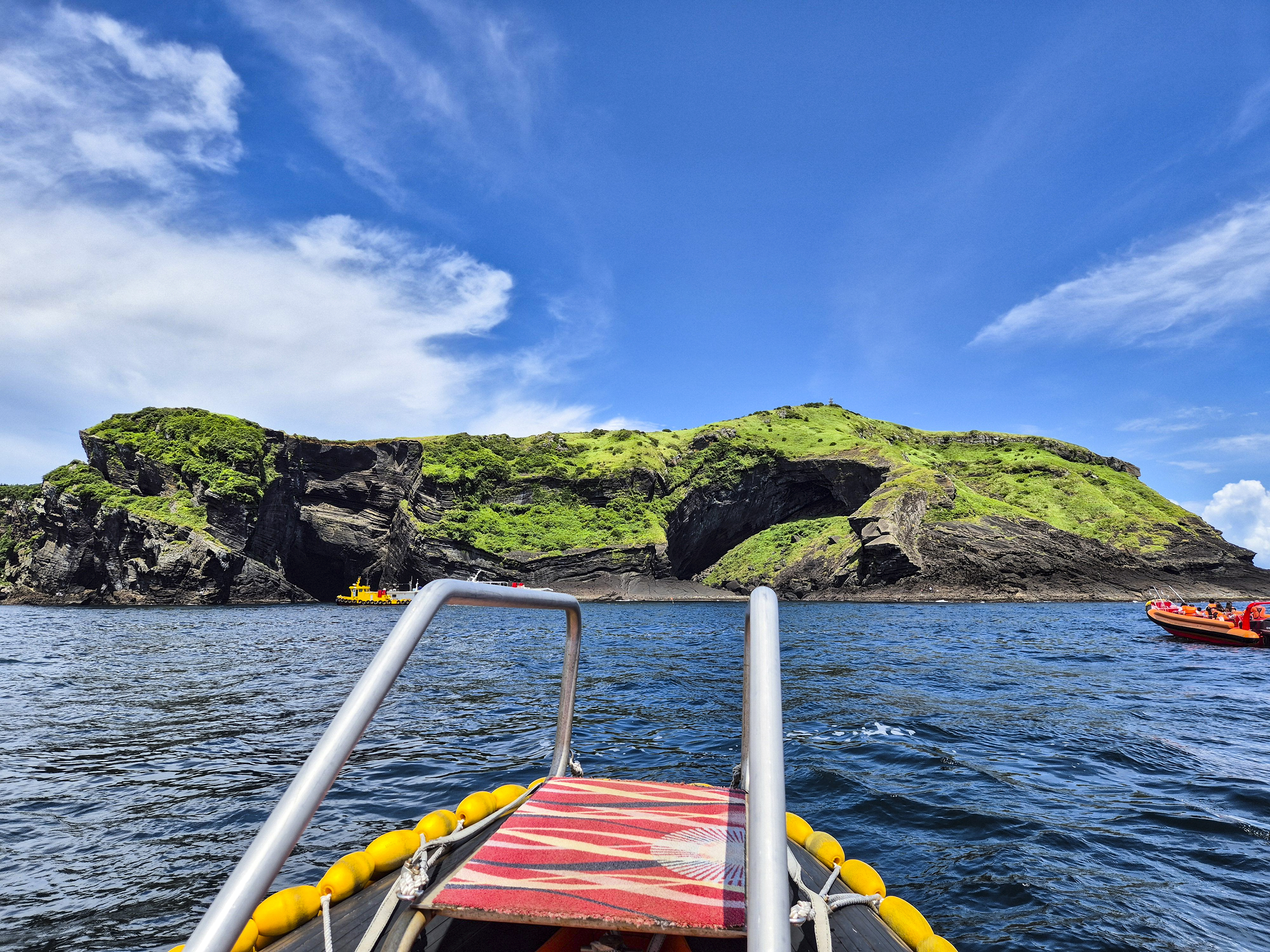 보트를 타고 바라보는 우도의 한 절벽 모습