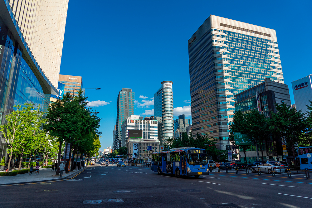 에너지는 우리의 삶에서 굉장히 중요한 요소입니다. 그러나 에너지의 소비가 계속 증가하면서 악영향을 미치고 있습니다. 화석 연료의 소모는 대기 오염, 기후 변화 및 자원 고갈을 초래하고 있습니다.