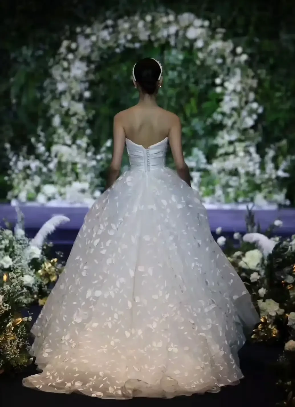 노바벨리타-실크탑-레이스치마-풍성라인-드레스를-입은-모델의-뒷모습