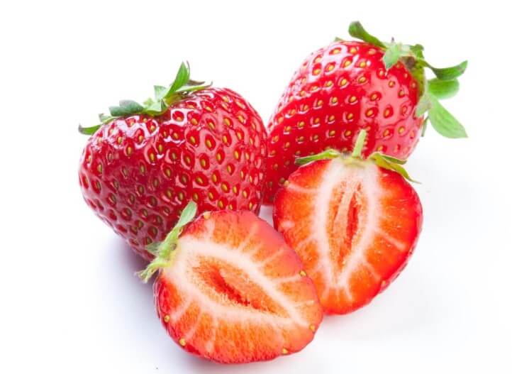 딸기를 잘라 놓은 모습