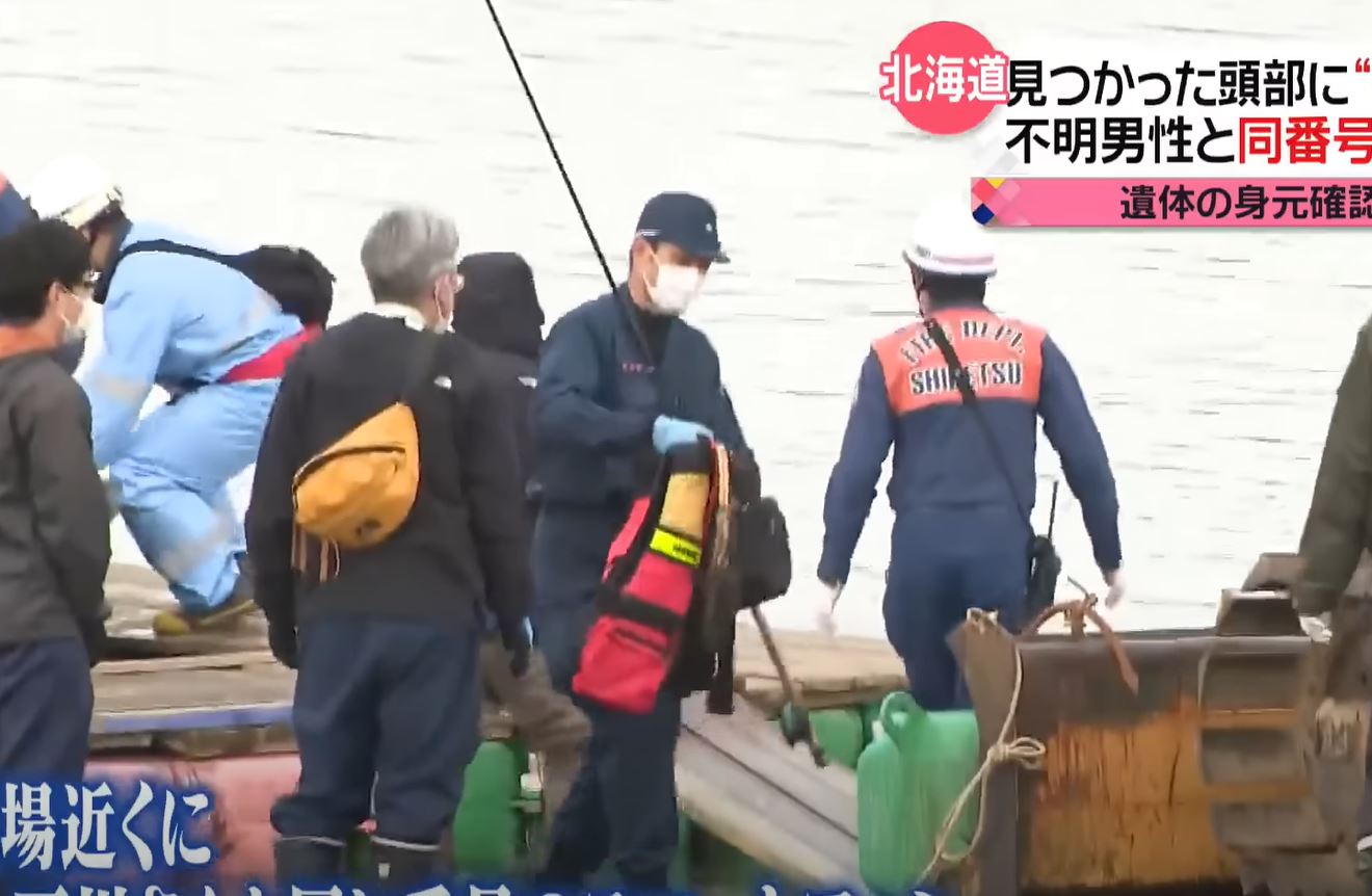 희생된 낚시꾼의 구명조끼와 낚시대가 수거되었다