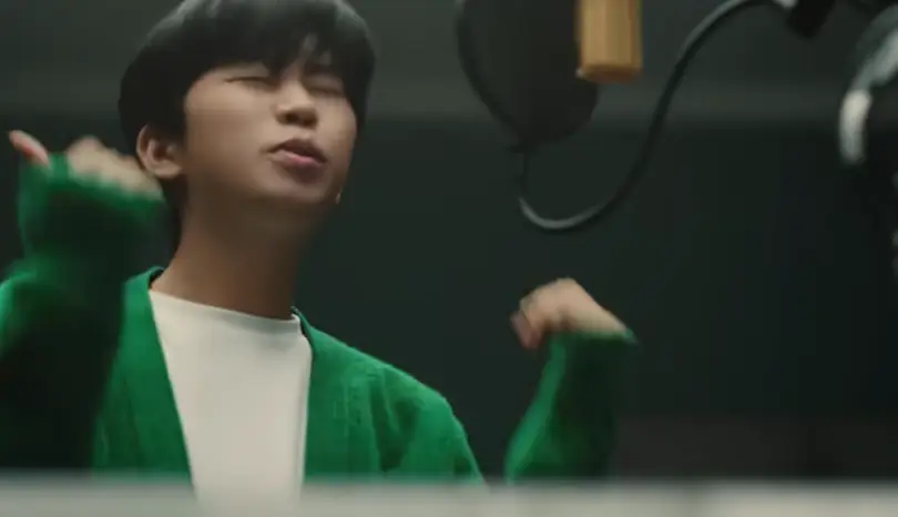 임영웅- 음악 스튜디오 안 흰티에 초록 가디건을 입고 녹음용 마이크앞에서 노래하는 임영웅