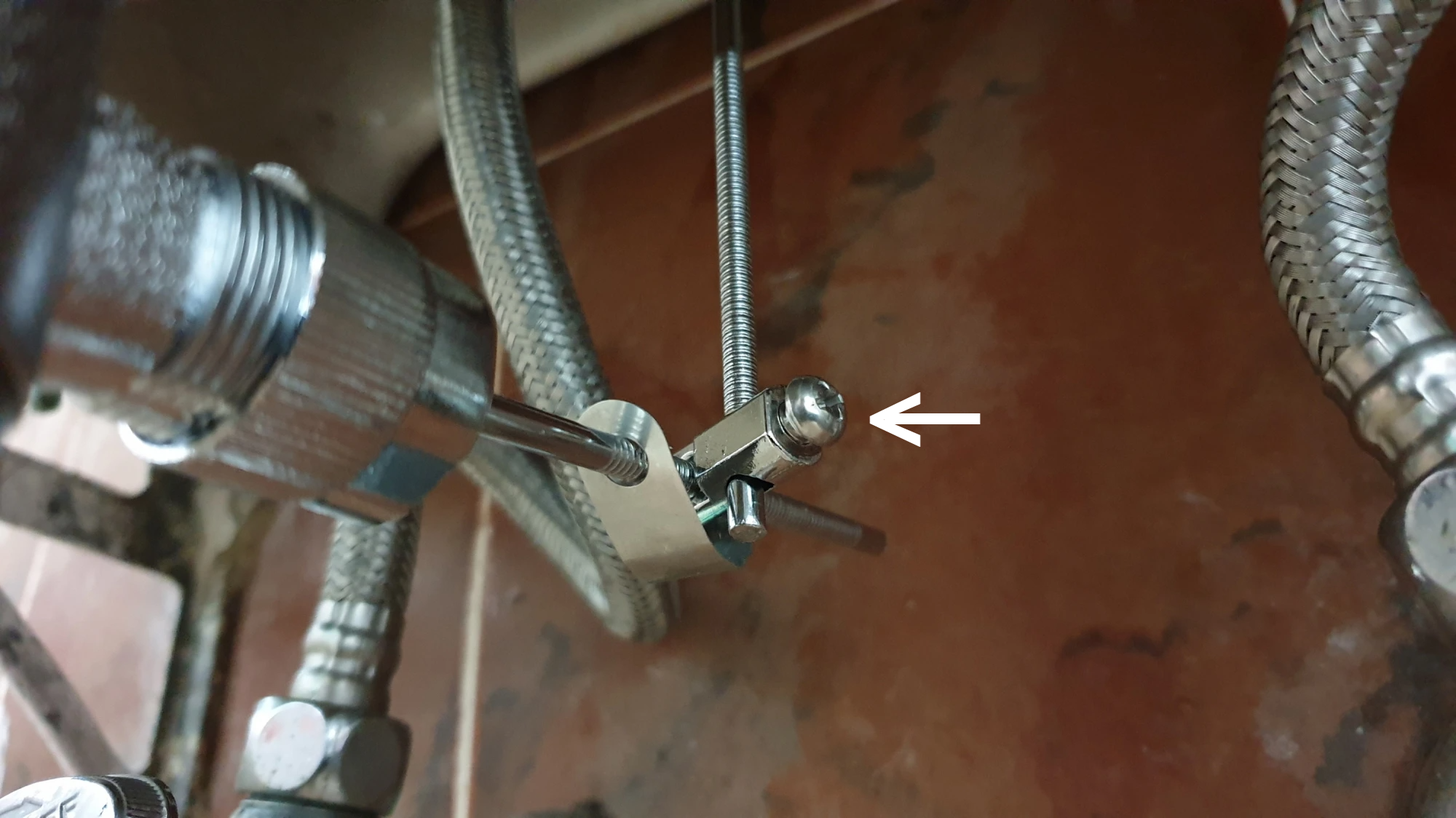 손잡이 고정 볼트