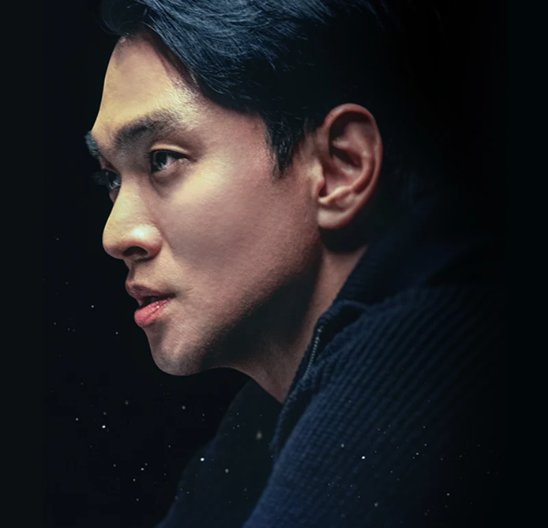 검은배경에 검은 옷을 입은 오랫동안 당신을 기다렸습니다의 박기영