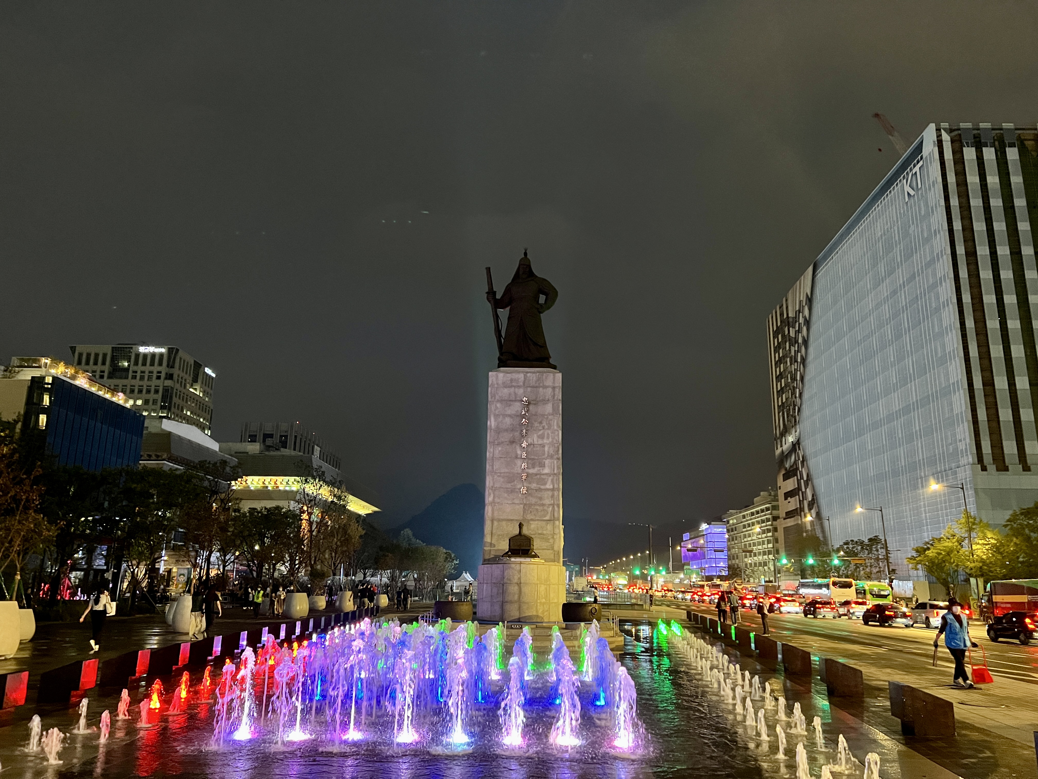 종로 광화문 이순신 동상 앞 야경