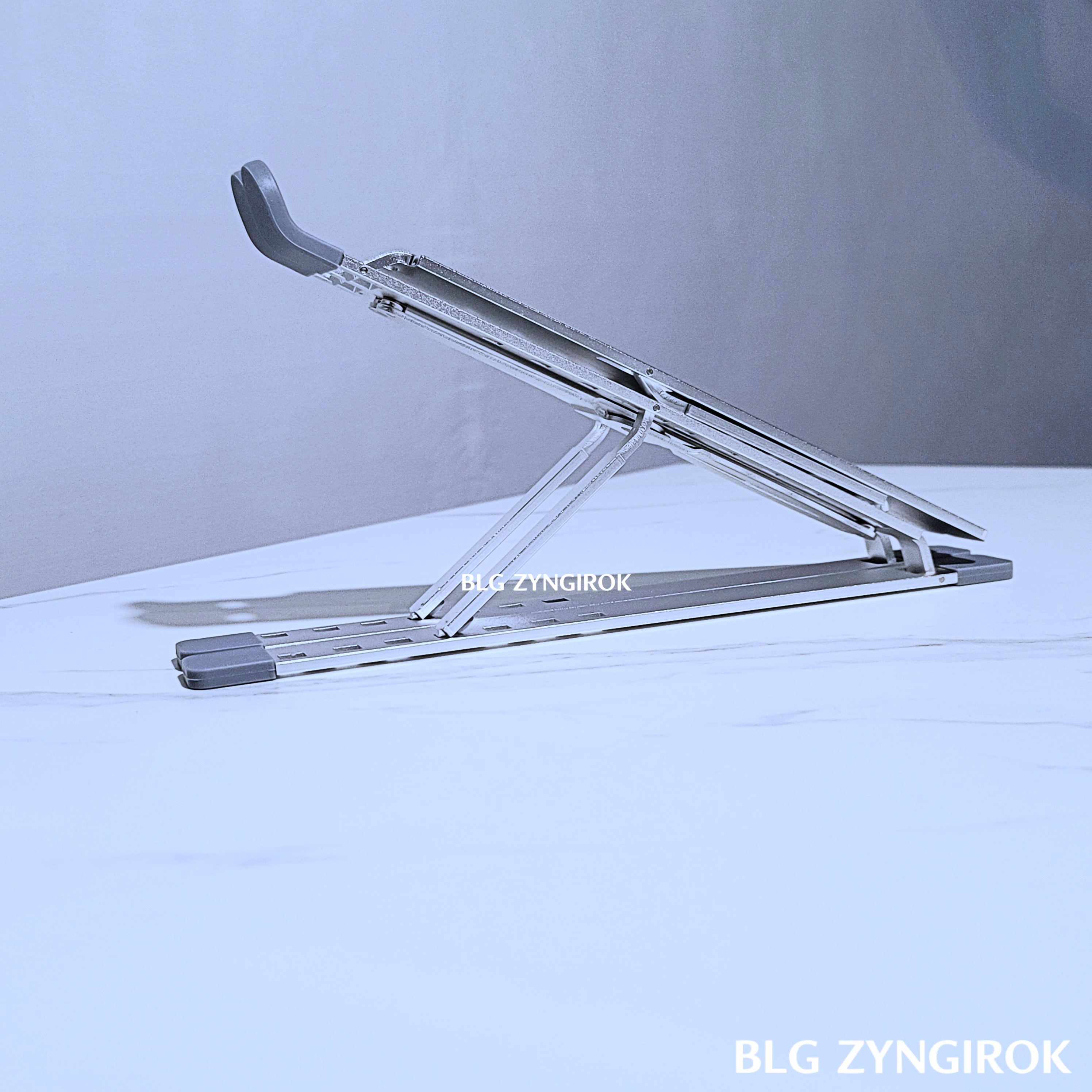 N8 노트북 거치대 아랫단을 세운 모습이다.