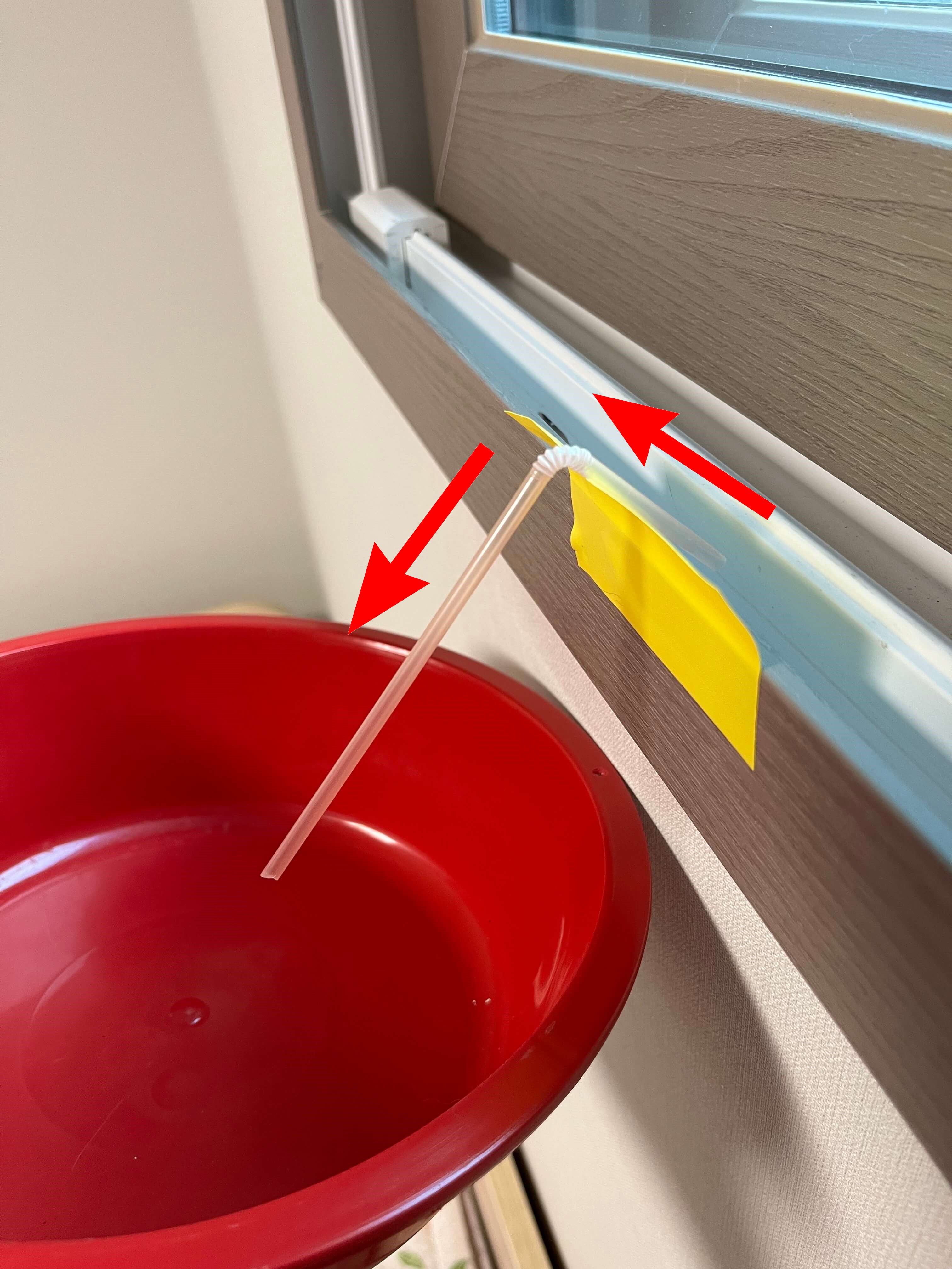 빨대를 이용한 창틀 물 빼기