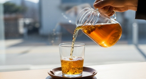 시원한 유리잔에 보리차 따르는 모습&amp;#44; 배경에 창밖 햇살