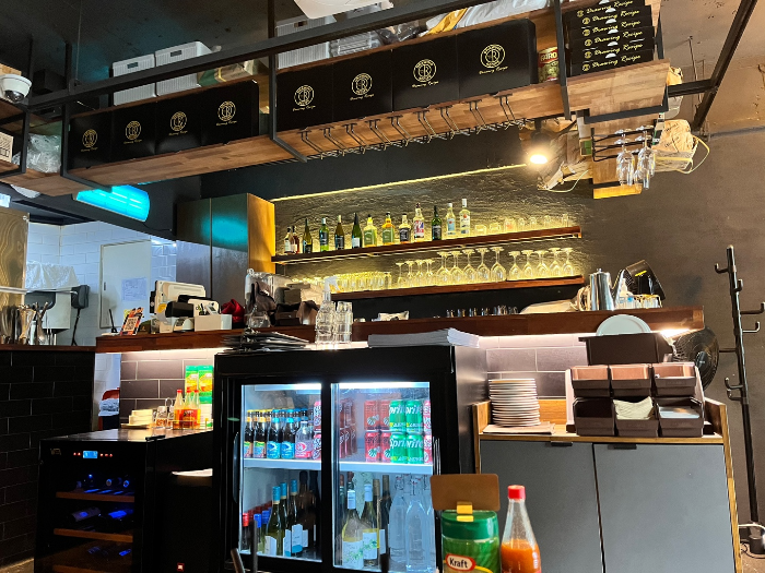 주류 진열된 카운터 겸 바