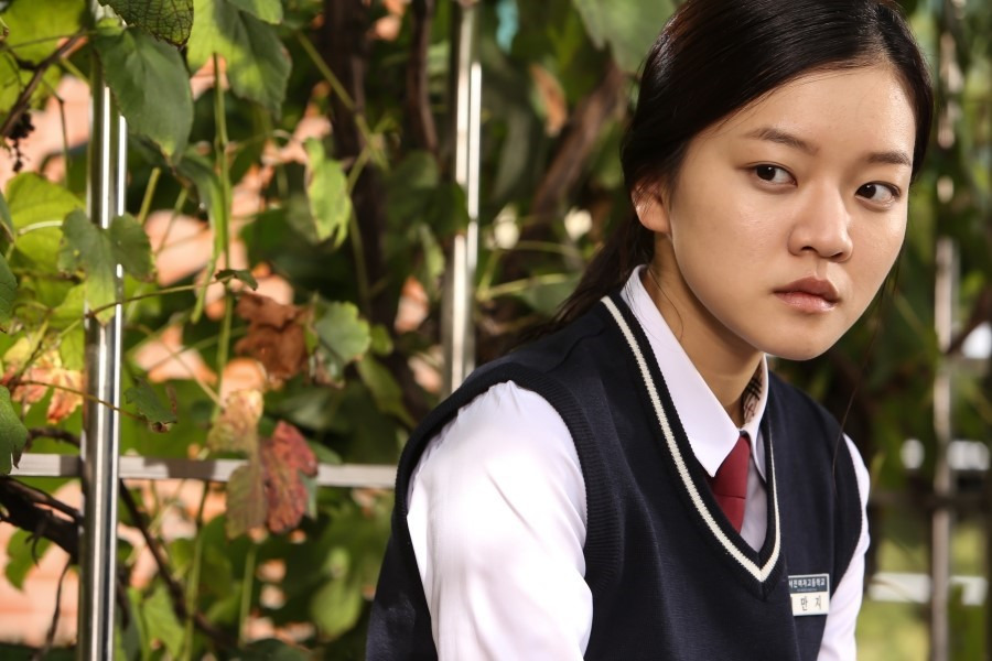 언니 만지(고아성)