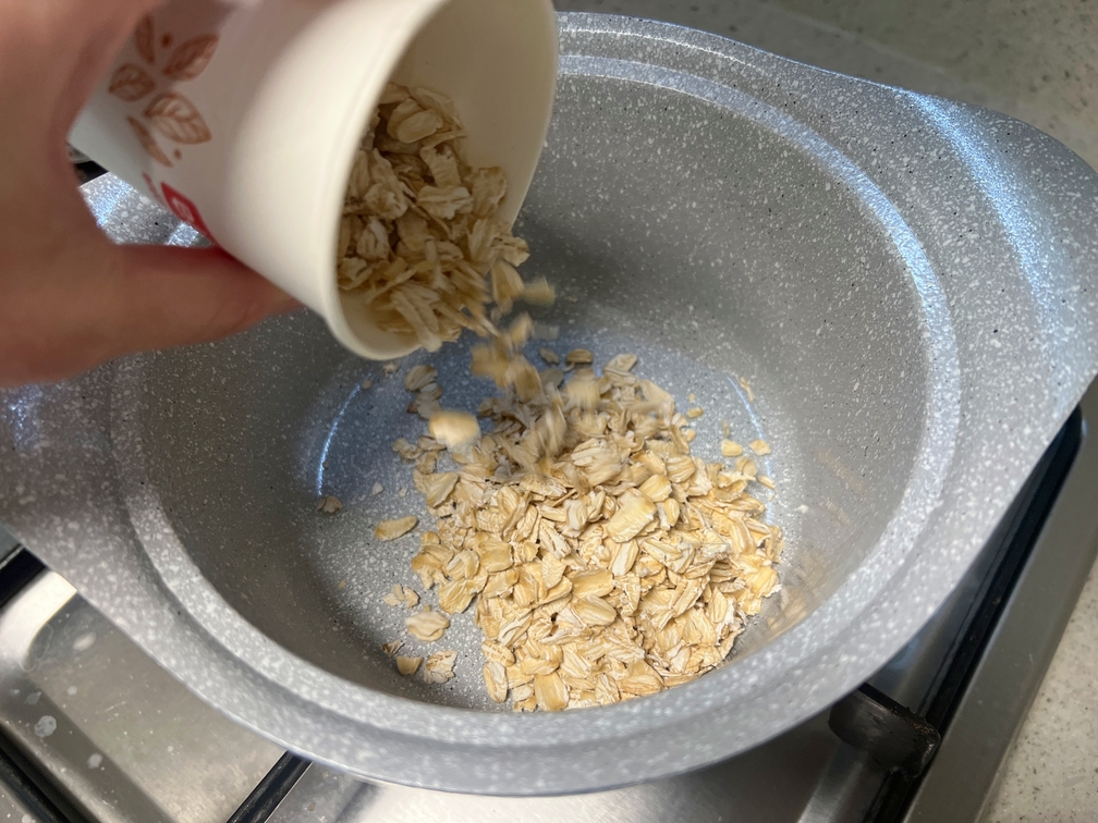냄비에 오트밀을 담아주세요
