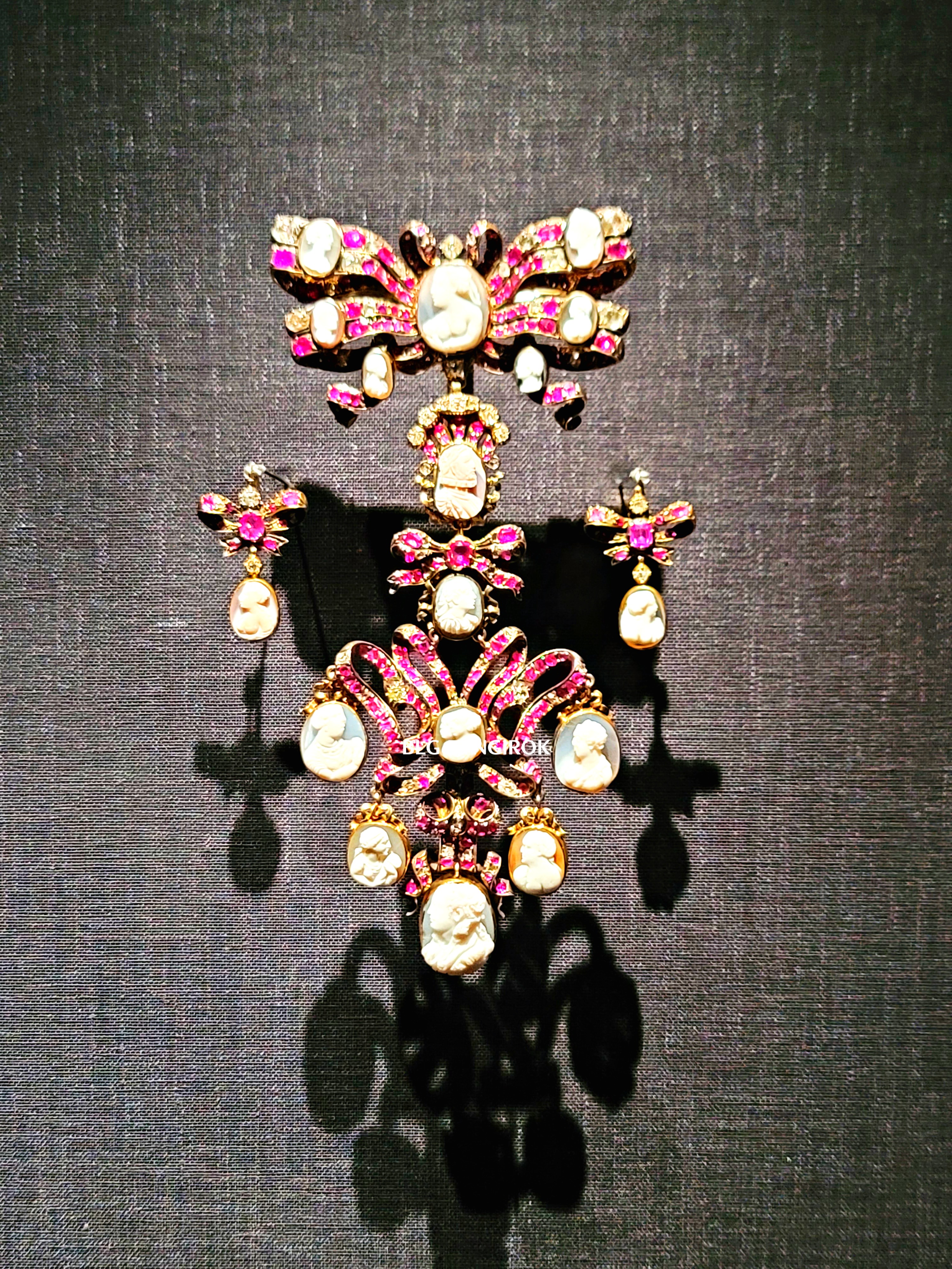 롯데타워 - 롯데뮤지엄 고혹의 보석 매혹의 시간 - 17에서 18세기 전시품 모습이다.