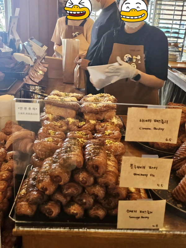 디저트시네마-쇼케이스-시네마페스츄기-블루베리파이-빵모듬