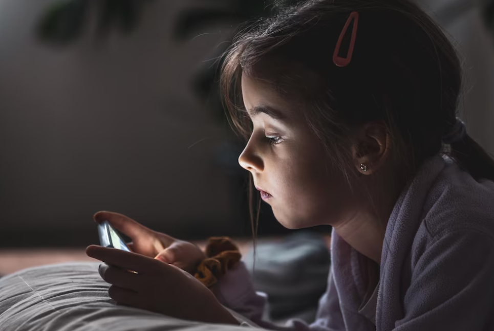 스마트폰을 보는 어린 아이