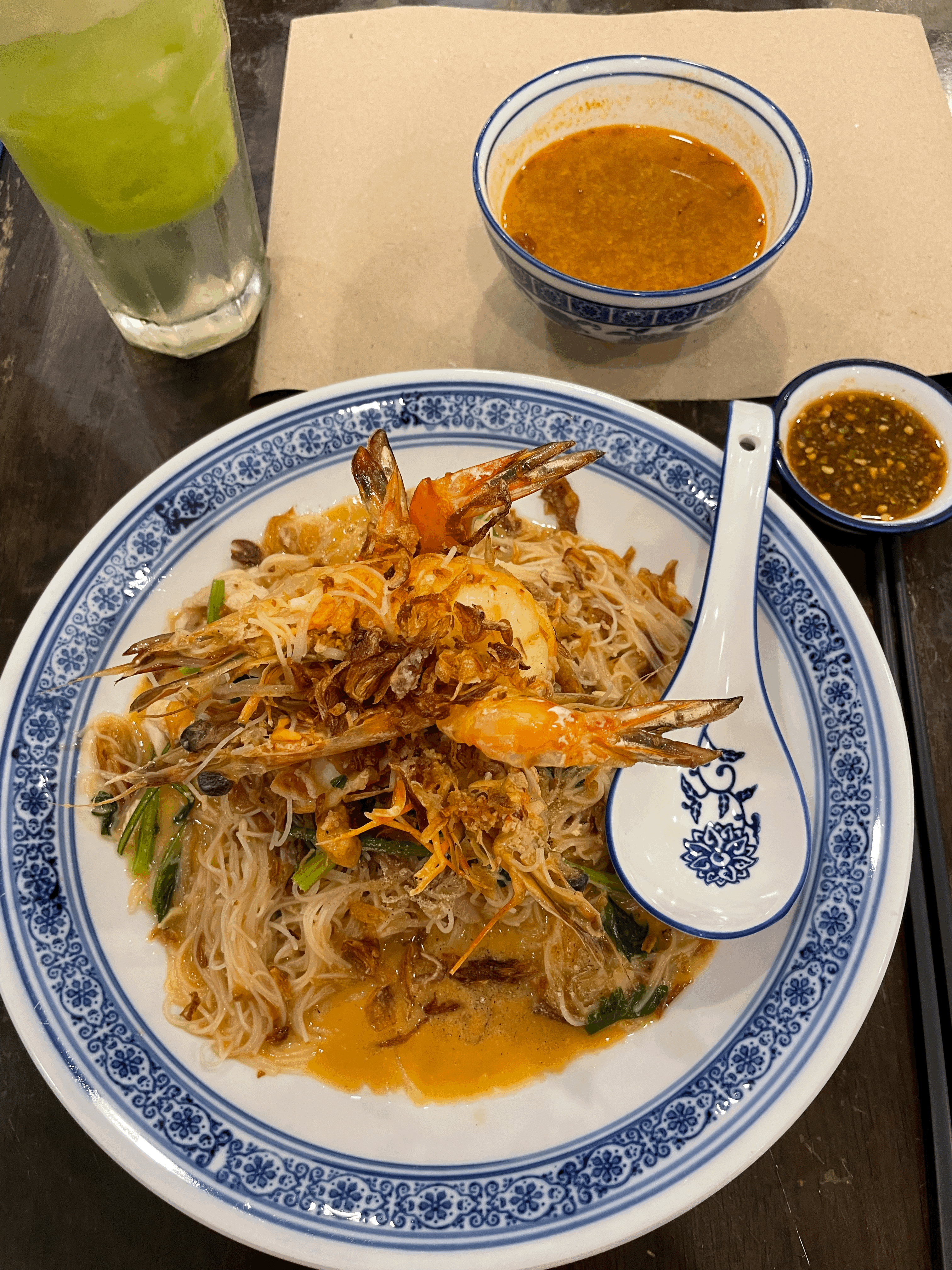 Da Shi Jia Big Prawn Mee 새우면 음식 그릇을 찍은 사진