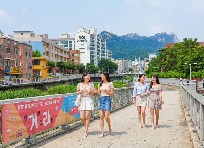 덕성여대 바로 앞 우이천을 따라 걷는 사람들