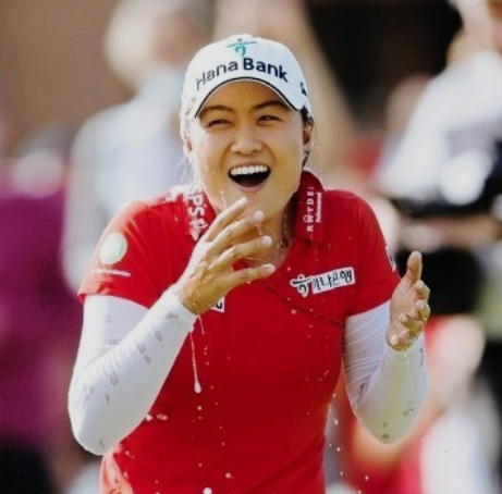 축하받고-있는-이민지