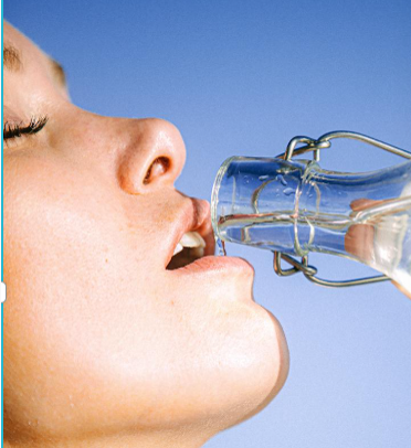 입이 마를때, 물마시는 이미지