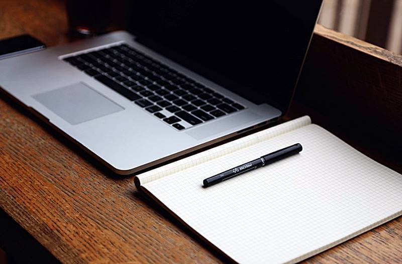 책상위-노트북과-노트-필기구-모습