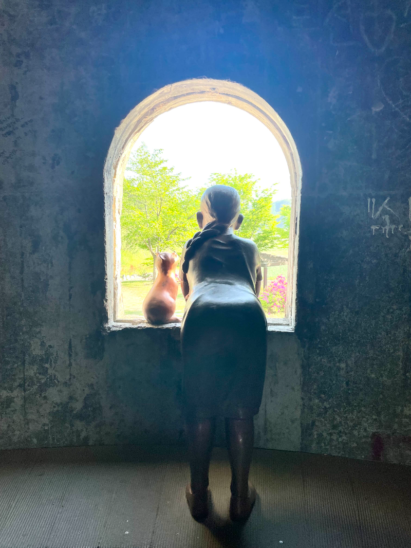 화본역 급수탑 실내 소녀와 고양이 