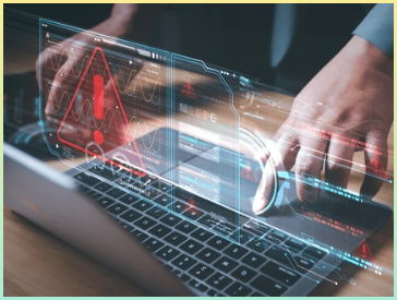 해커 또는 프로그래머는 삼각형의 경고 기호, 코딩, 암호화, 해커, 범죄, 바이러스, 알림 오류 및 유지 보수 개념과 노트북을 사용합니다. 빨간색 경고 표시가 있는 컴퓨터.