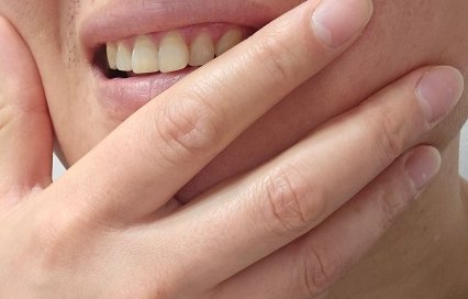 치아-통증을-느끼는-사람