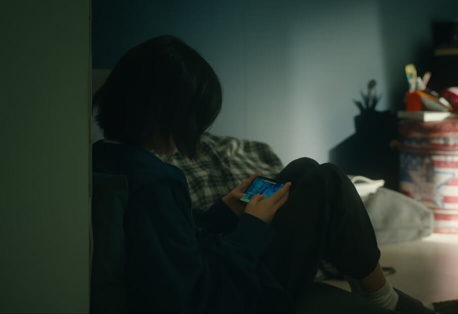 휴대폰 게임을 하는 복이나