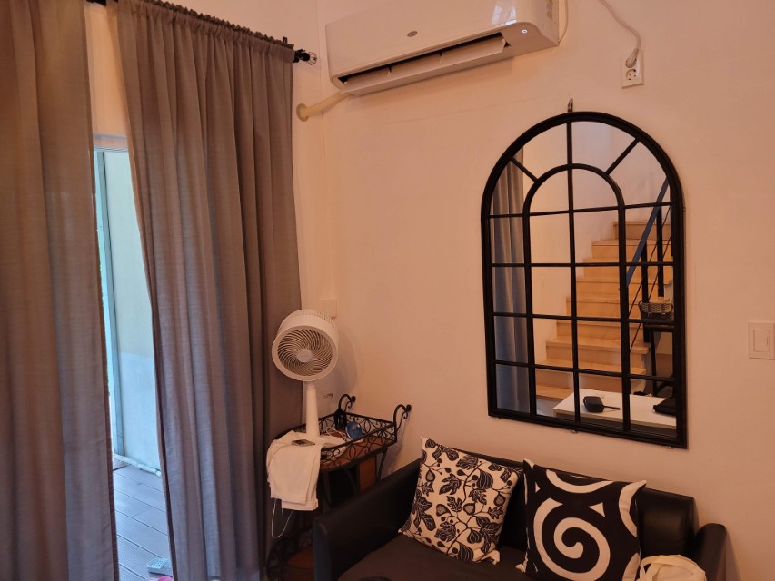 고성 써니힐펜션 복층 객실 내부 쇼파