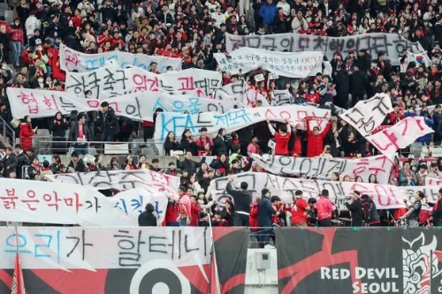 선수들에게는 환호를 보내는 한편, 관중들이 정몽규 대한축구협회 회장과 홍명보 감독을 향해 다양한 비판적인 메시지가 담긴 플래카드를 들며 야유를 보내는 모습