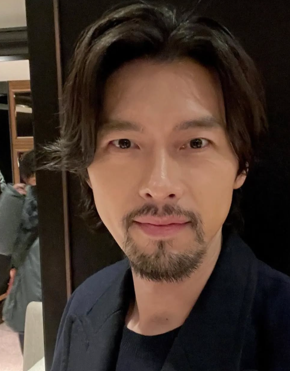 멋진-수염이-돋보이는-배우-현빈의-모습