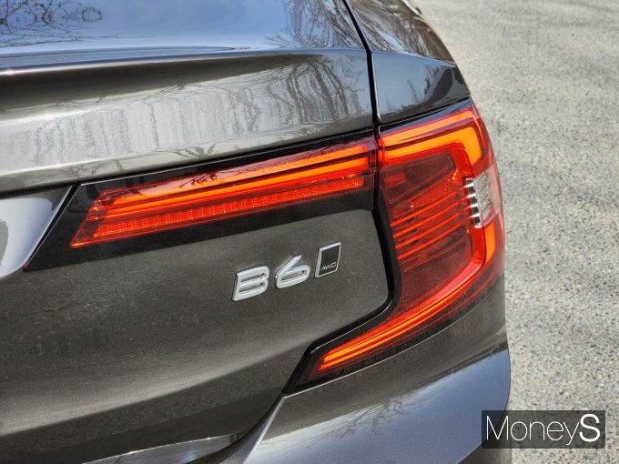 볼보 하이브리드 세단 'S90 B6 AWD'