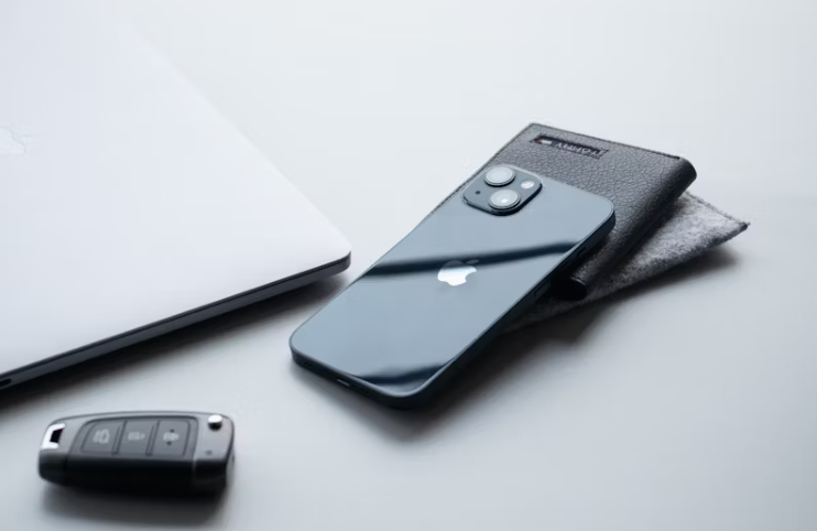 스마트폰, 지갑, 차량 키가 놓인 깔끔한 책상 위. 디지털 금융과 카드 포인트 관리에 적합한 현대적인 구성