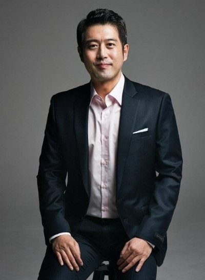 배우 이윤건