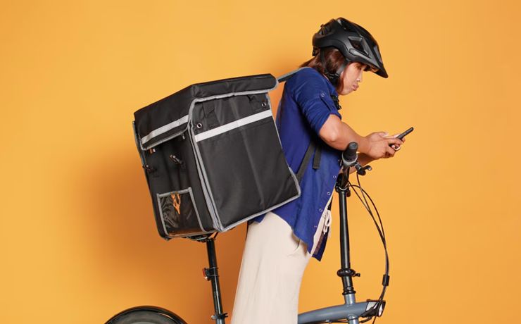 자전거 배달을 하는 여자