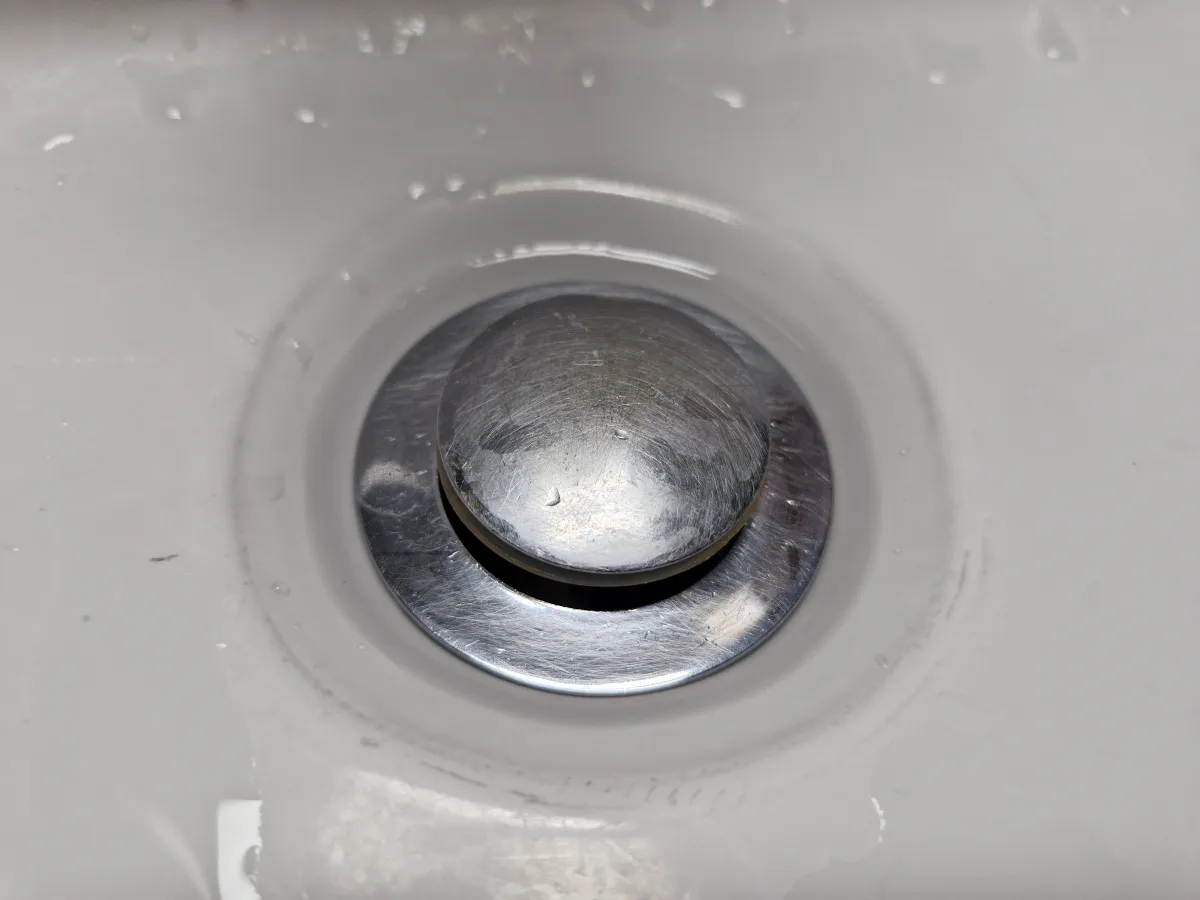 세면대-물마개가-막혀져-있는-모습