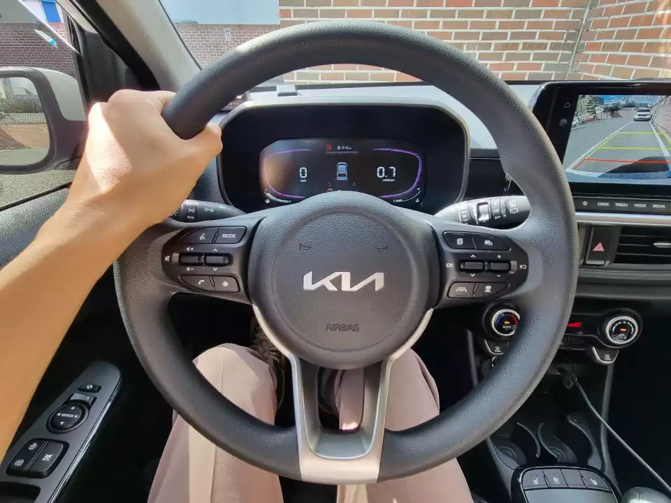 쏘카로 풀린 더 뉴 모닝의 운전대 림은 열선이 안 들어옵니다.