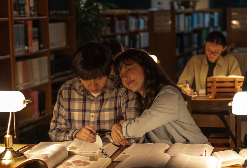 영화 대가족 도서관에서 공부 중인 문석과 가연