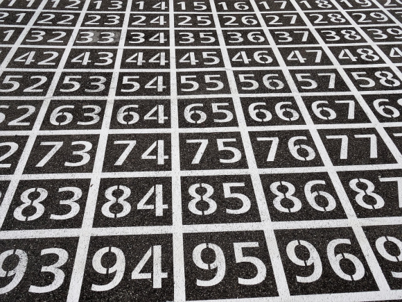 사람의 나이를 연상시킬 수 있는 두자리 숫자 사진