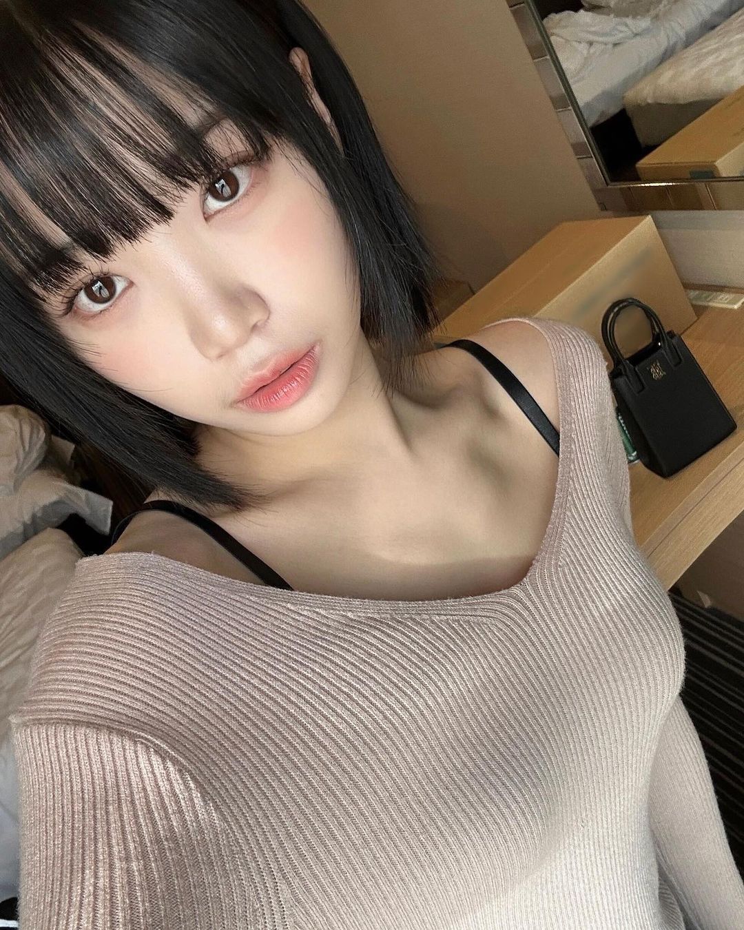 LE SSERAFIM 김채원 브라끈 노출 패션