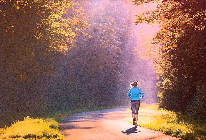 아침산책으로조깅하는여성