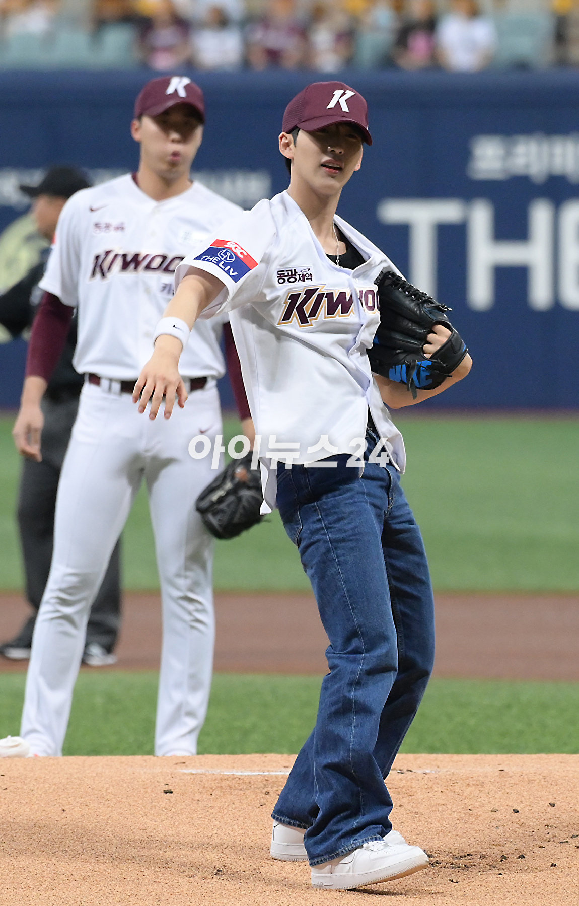 5일 오후 서울 고척스카이돔에서 열린 2023 KBO리그 NC 대 키움 경기에서 그룹 TNX(더뉴식스) 은휘가 시구를 선보이고 있다. [사진=정소희 기자]