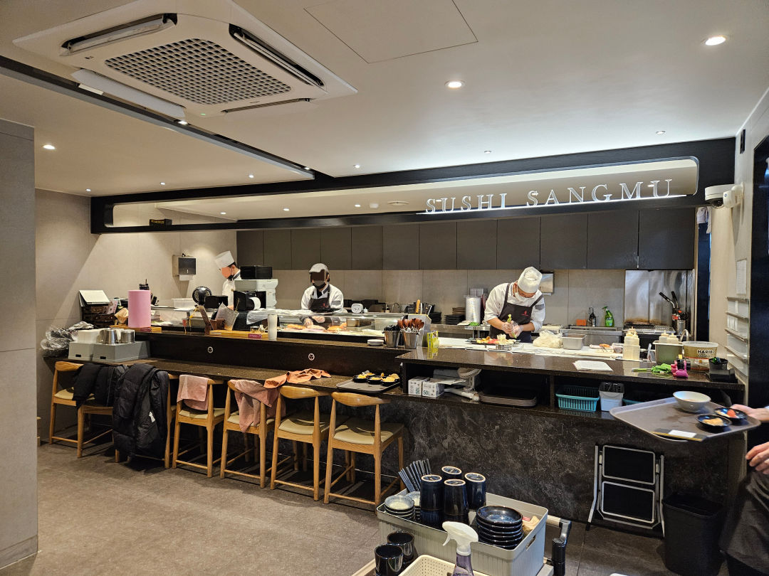 상무초밥 내부