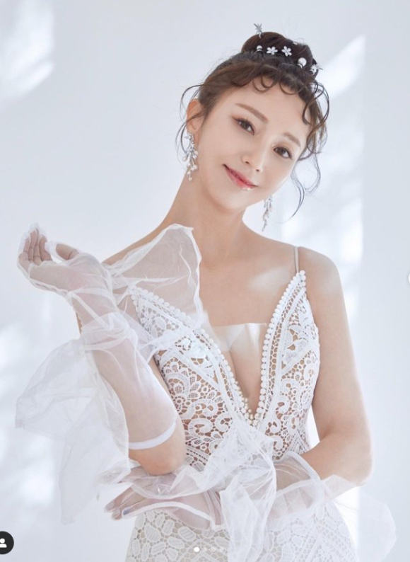 안혜경이 웨딩화보를 공개했다. [사진=안혜경 SNS] 