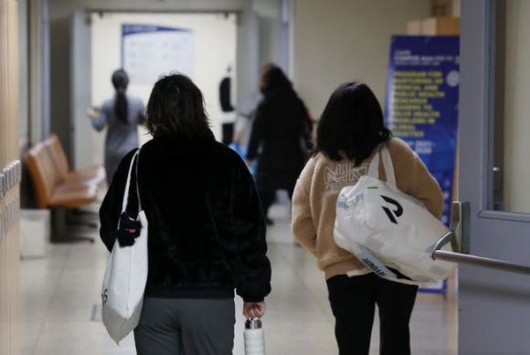 지난 20일 서울의 한 의과대학 내에서 학생들이 이동하고 있다. [사진=뉴시스]