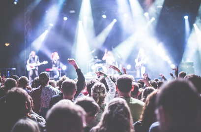 최신 AI 기술이 레트로 스타일 콘텐츠를 만드는 방식 – GD와 PLAVE를 중심으로